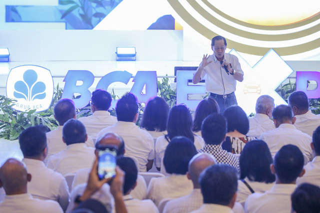 Presiden Direktur BCA Jahja Setiaatmadja menyampaikan sambutan saat BCA Expoversary 2025 menyambut perayaan HUT ke-68 BCA di Indonesia Convention Exibition (ICE) BSD, Kabupaten Tangerang, Banten, Kamis (20/2/2025). Foto: Aditia Noviansyah/kumparan