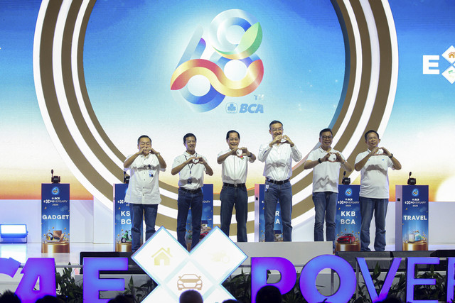 Presiden Direktur BCA Jahja Setiaatmadja dan Wakil Presiden Direktur BCA Armand Hartono berpose saat BCA Expoversary 2025 menyambut perayaan HUT ke-68 BCA di Indonesia Convention Exibition (ICE) BSD, Kabupaten Tangerang, Banten, Kamis (20/2/2025). Foto: Aditia Noviansyah/kumparan