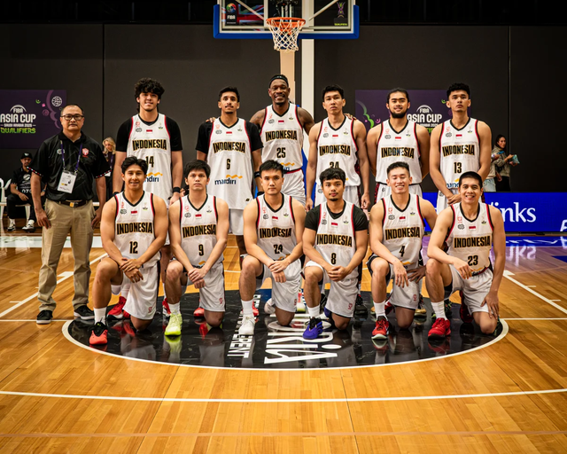 Timnas Basket Indonesia jelang lawan Australia dalam matchday kelima Grup A Kualifikasi FIBA Asia Cup 2025 di Gippsland Regional Indoor Sports Stadium, Kamis (20/2). Foto: FIBA