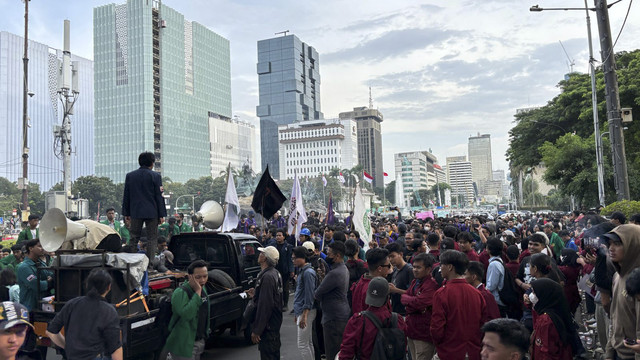 Ratusan massa aksi dari BEM SI memasuki arena demonstrasi di Patung Kuda, Jakarta pada Kamis (20/2/2025). Foto: Abid Raihan/kumparan