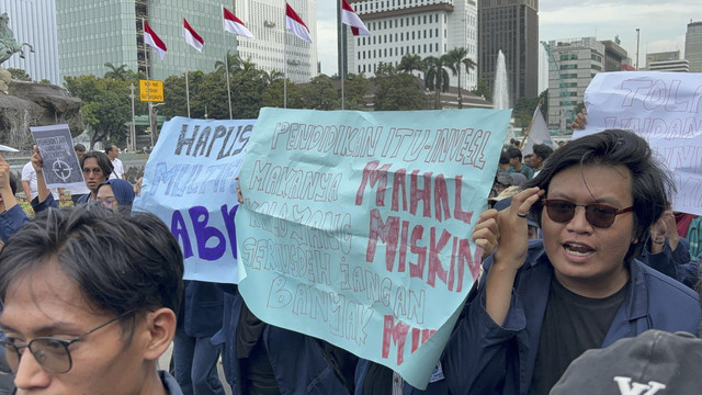 Ratusan massa aksi dari BEM SI memasuki arena demonstrasi di Patung Kuda, Jakarta pada Kamis (20/2/2025). Foto: Abid Raihan/kumparan