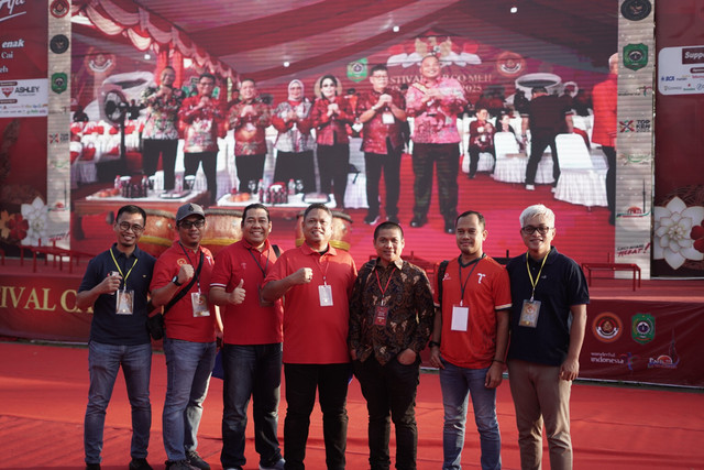 Jajaran Manajemen Telkomsel saat menghadiri acara puncak Cap Fo Meh di Singkawang. Foto: Dok. Telkomsel