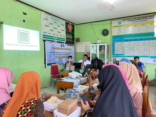 Dosen Universitas Muhammadiyah Makassar Sandi Pratama selaku Ketua Panitia Pelaksana Kegiatan Pengabdian Kepada Masyarakat  memberikan penjelsan terkait Pelatihan Media Interaktif Berbasis Time to Climb di SMA Muhammadiyah Lempangan Kabupaten Gowa, Kamis 20 Februari 2025 