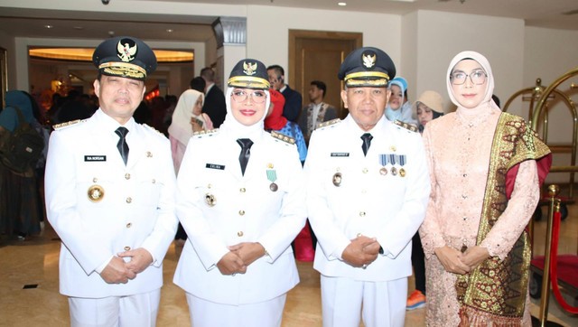 Bupati Mempawah Erlina didampingi Gubernur Kalbar, Ria Norsan, bersama Wakil Bupati Mempawah dan istri. Foto: Dok. Istimewa