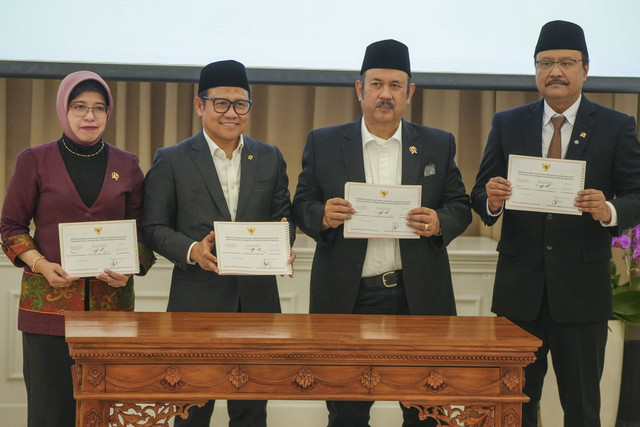 Menteri Sosial Gus Ipul (kanan) saat menemui DTSEN dari BPS di Kantor Bappenas, Kamis (20/2/2025). Foto: Dok. Kemensos