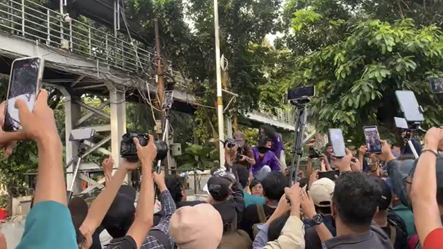 Suasana saat aliansi massa aksi #Indonesiagelap memaksa menerobos barrier beton pembatas unjuk rasa di Patung Kuda, Jakarta, Kamis (20/2/2025).  Foto: Luthfi Humam/kumparan