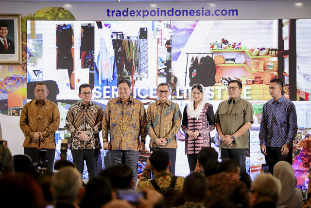 Menteri Perdagangan Budi Santoso bersama Menteri Koordinator Bidang Perekonomian Airlangga Hartarto serta sejumlah pejabat lainnya saat peluncuran Trade Expo Indonesia (TEI) ke-40 di Auditorium Kementerian Perdagangan, Jakarta, Kamis (20/2/2025). Foto: Jamal Ramadhan/kumparan