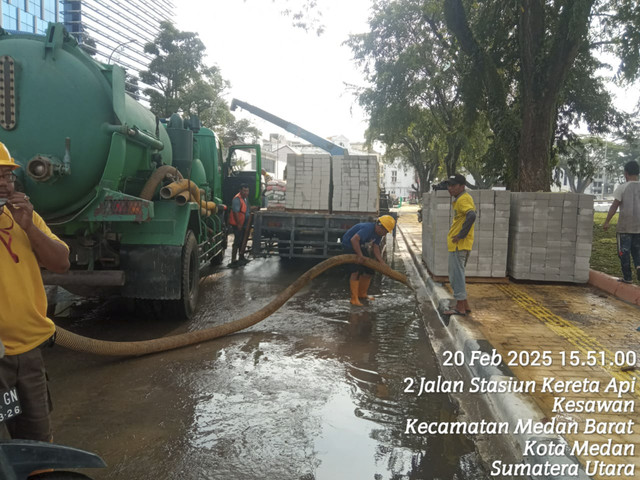 Pemko Medan siagakan mobil penyedot air untuk atasi banjir di Jalan Kereta Api yang berbatasan dengan Lapangan Merdeka yang baru diresmikan eks Wali Kota Medan Bobby Nasution. Foto: Dok. SDABMBK Medan