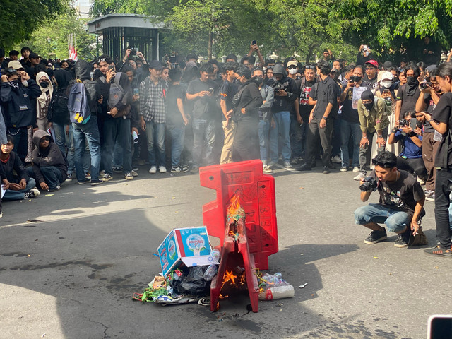 Massa sempat membakar 3 water barrier yang menjadi pembatas Gedung Istana Kepresidenan Yogyakarta. Foto: Resti Damayanti/Pandangan Jogja