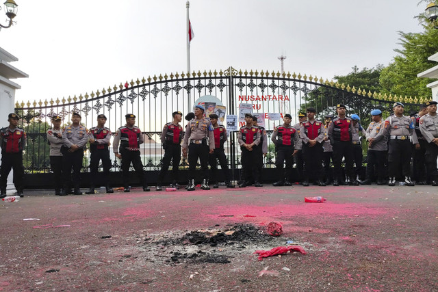 Massa Jogja Memanggil yang menggelar aksi di depan Istana Kepresidenan Yogyakarta atau Gedung Agung mulai membubarkan diri, Kamis (20/2/2025). Foto: Arfiansyah Panji Purnandaru/kumparan