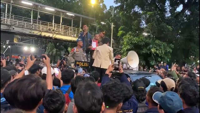 Momen Mensesneg, Prasetyo Hadi menandatangani perjanjian untuk menjawab tuntutan aliansi massa aksi BEM SI #Indonesiagelap di Patung Kuda, Jakarta, Kamis (20/2/2025). Foto: Luthfi Humam/kumparan