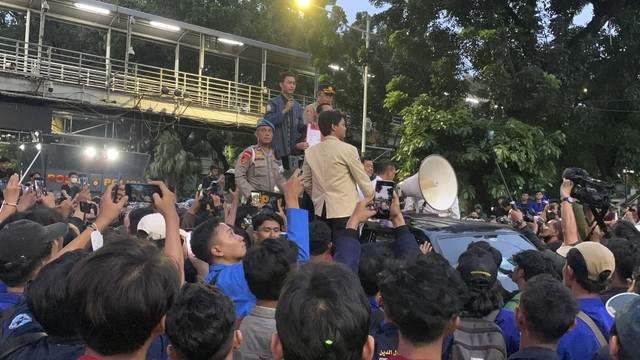 Momen Mensesneg, Prasetyo Hadi menandatangani perjanjian untuk menjawab tuntutan aliansi massa aksi BEM SI #Indonesiagelap di Patung Kuda, Jakarta, Kamis (20/2/2025). Foto: Luthfi Humam/kumparan