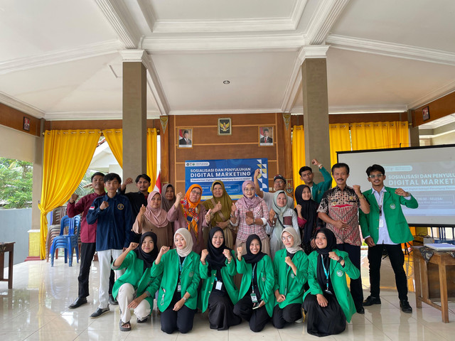 Gambar 1.1. Dokumentasi Kegiatan Sosialisasi dan Penyuluhan Digital Marketing Bersama Masyarakat Desa Cibeunying (19/02/2025). Foto: Alwan Mas'ud/Kumparan