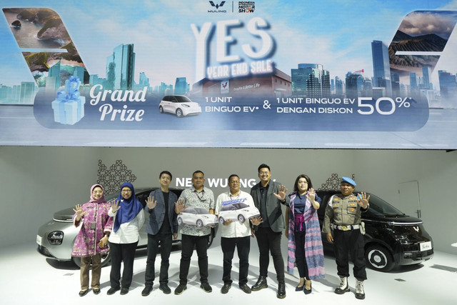 Penyerahan simbolis Grand Prize YES 2024 berupa satu unit Wuling BinguoEV kepada konsumen yang beruntung di IIMS 2025. Foto: Sena Pratama/kumparan