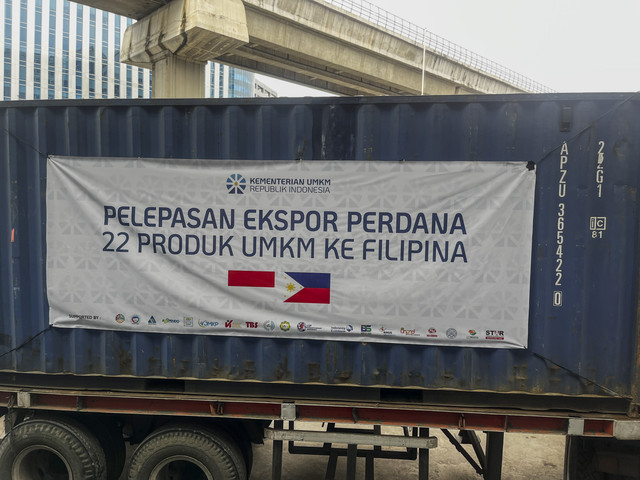 Kontainer ekspor perdana ke Filipina berisi sebanyak 22.000 produk UMKM yang dilepas oleh Kementerian UMKM di Kantor Kementerian UMKM, Jakarta, Kamis (20/2/2025). Foto: Widya Islamiati/kumparan