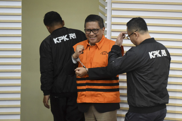 Sekjen PDI Perjuangan Hasto Kristiyanto (tengah) dihadirkan dalam konferensi pers penahanan tersangka di Gedung Merah Putih KPK, Jakarta, Kamis (20/2/2025). Foto: Fauzan/ANTARA FOTO