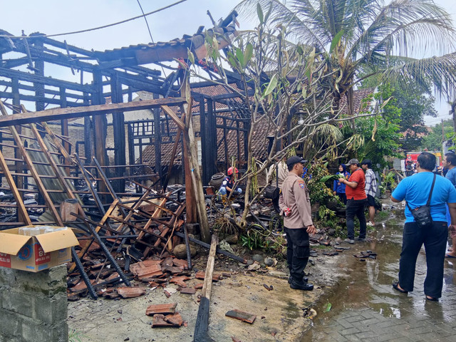 Polsek Tulungagung Kota Datangi TKP Kebakaran Rumah di Kelurahan Jepun