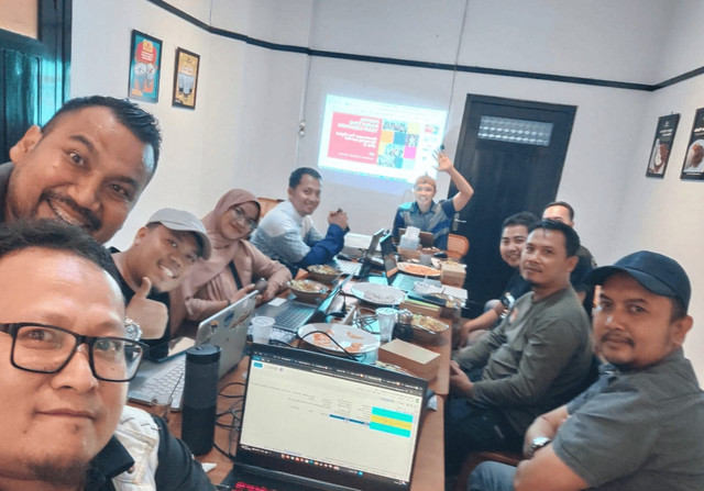 Peserta Privat Class Membangun Tim Digital Marketing Berfoto bersama setelah kegiatan selesai.foto/dok. tda ciamis