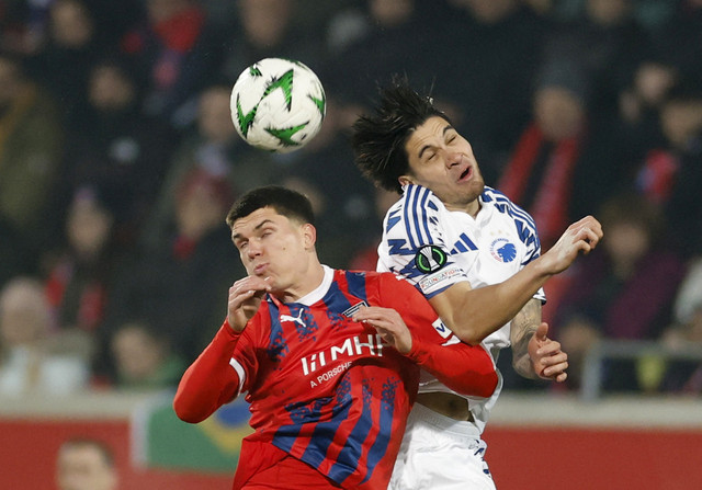 Aksi Kevin Diks (kanan) saat Heidenheim vs FC Copenhangen dalam laga Playoff Fase Gugur Liga Konferensi Eropa 2024/25 di Voith-Arena, Jerman, pada Jumat (21/2) dini hari WIB. Foto: REUTERS/Heiko Becker