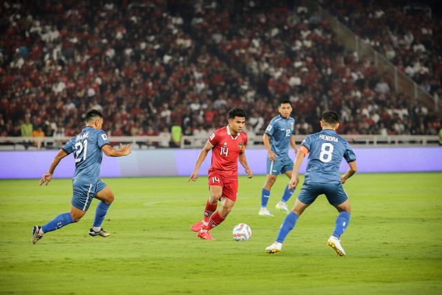 Pemain Timnas Indonesia Asnawi Mangkualam pada pertandingan Kualifikasi Piala Dunia 2026 Zona Asia di Stadion Gelora Bung Karno, Jakarta, Kamis (12/10/2023). Foto: Jamal Ramadhan/kumparan