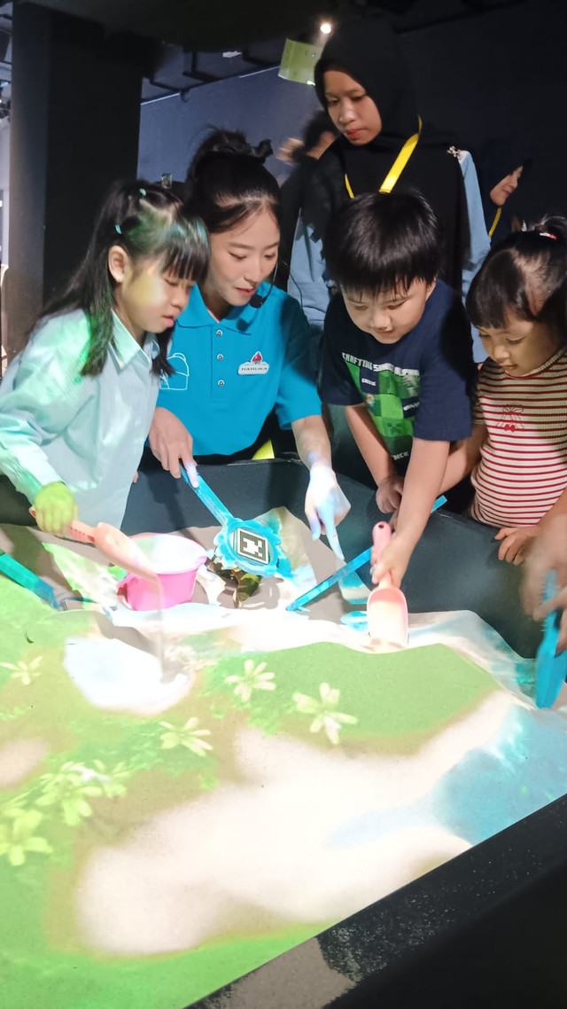 Eks member JKT48, Haruka Nakagawa, terlihat senang bermain di salah satu playground di MOI, Kelapa Gading, Jakarta Utara, belum lama ini.  Foto: Vincentius Mario/kumparan