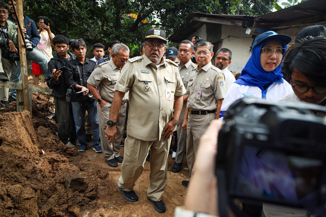 Wakil Gubernur DKI Jakarta Rano Karno meninjau lokasi pengerukan Kali Krukut di kawasan Cilandak, Jakarta, Jumat (21/2/2025). Foto: Iqbal Firdaus/kumparan