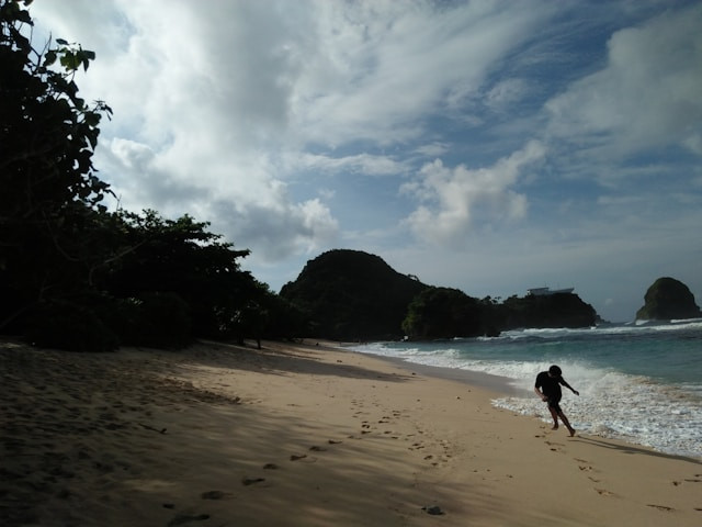 Pantai Watu Leter. Foto Pantai Watu Leter. Sumber: unsplash.com/Libra Axon