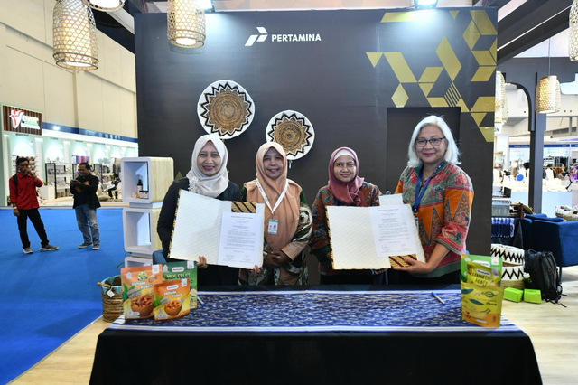 Produsen Produk Olahan Pisang yaitu Bananania saat memperoleh kesepakatan pembelian dari Buyer Kanada pada Pameran Trade Expo Indonesia 2024 yang digelar di ICE BSD. Bananania sebagai salah satu UMKM pemberdayaan perempuan binaan Pertamina. Foto: Dok. Pertamina