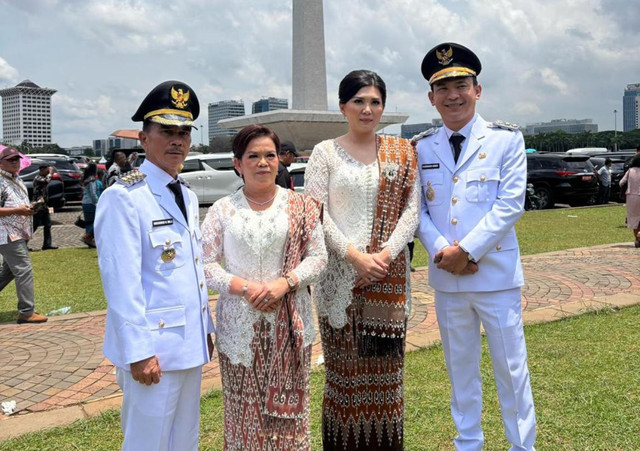 Bupati Sintang Gregorius Herkulanus Bala dan Wakil Bupati Sintang Florensius Ronny didampingi istri usai dilantik di Istana Negara. Foto: Dok, Istimewa