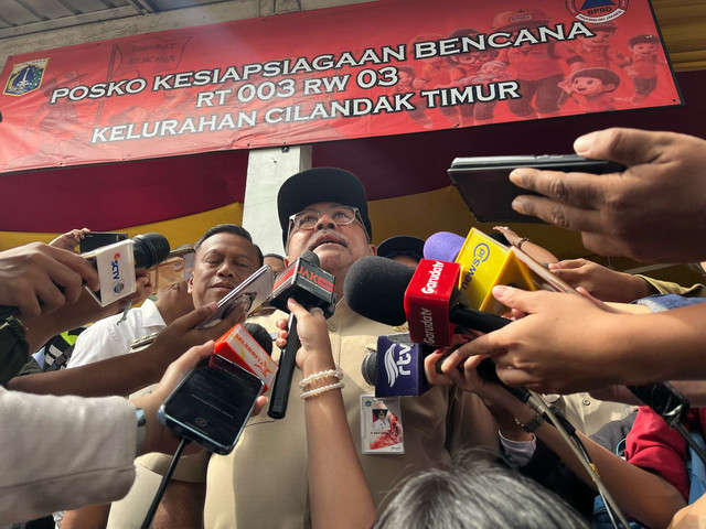 Wakil Gubernur DKI Jakarta Rano Karno (Si Doel) menjawab pertanyaan wartawan usai meninjau lokasi pengerukan Kali Krukut, Jakarta Selatan, Jumat (21/2). Foto: Alya Zahra/kumparan 