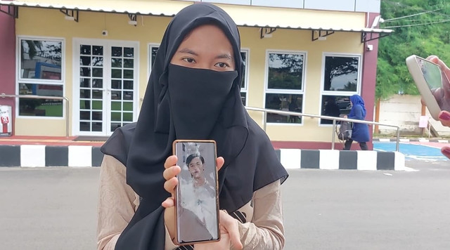 DS menunjukkan foto pria yang menipunya melalui aplikasi Tinder. Foto : Istimewa