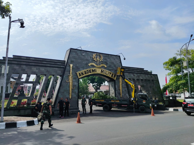 Gerbang Akmil tampak dibersihkan jelang retreat kepala daerah, Jumat (21/2/2025). Foto: Panji/kumparan