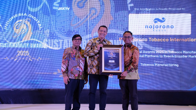 Government Relations PT Nojorono Tobacco International, Dimas Handoko (tengah) saat menerima penghargaan Indonesia Best Digital Awards 2025 in Tobacco Manufacturing for Utilizing Digital Platform to Reach Broader Market dari Tuhu Nugraha (kanan) pada Indonesia Digital Sustainability Awards JakTV 2025. Foto: Dok. Istimewa