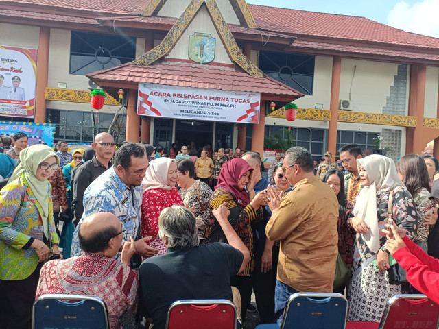 Pelepasan Jarot-Melki yang purna tugas di halaman kantor Bupati Sintang.(Foto: Diskominfo Sintang)