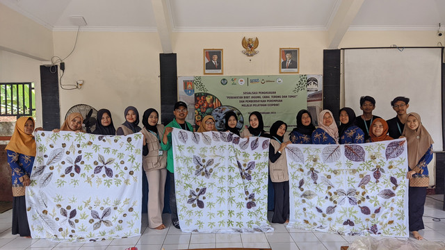 Gambar 1: Foto bersama peserta pelatihan dengan mahasiswa KKN 55 UIN SAIZU Purwokerto (sumber: dokumen pribadi)