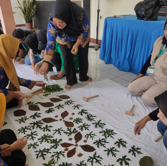 Gambar 2: Foto penempatan daun sebagai motif dalam ecoprint sebelum di pounding (sumber: dokumen pribadi)