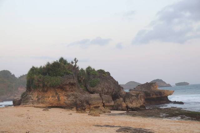 Pantai Ngiroboyo. Foto hanya ilustrasi, bukan tempat sebenarnya. Sumber: unsplash.com/Irgi Nur Fadil