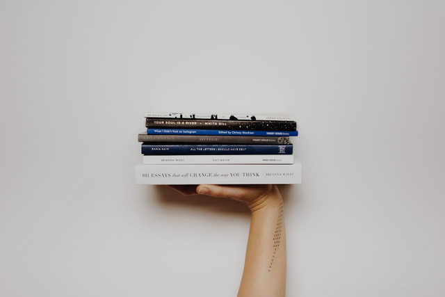 Ilustrasi buku bahasa Inggris. Foto: Unsplash