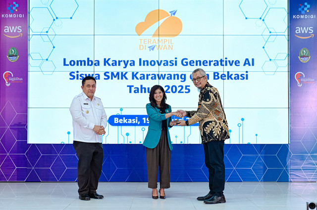 Menkomdigi Meutya Hafid menghadiri acara Terampil di Awan: Lomba Inovasi Generatif AI Siswa SMK Karawang dan Bekasi Tahun 2025 di BPPTIK Cikarang, 19 Februari 2025. Foto: Dok. Komdigi