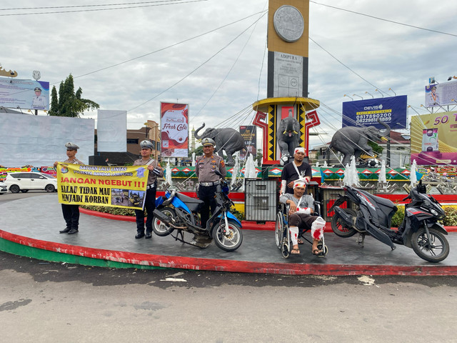 Polresta Bandarbagikan helm gratis untuk pengendara yang tertib berlalu lintas. | Foto: Sinta Yuliana/Lampung Geh