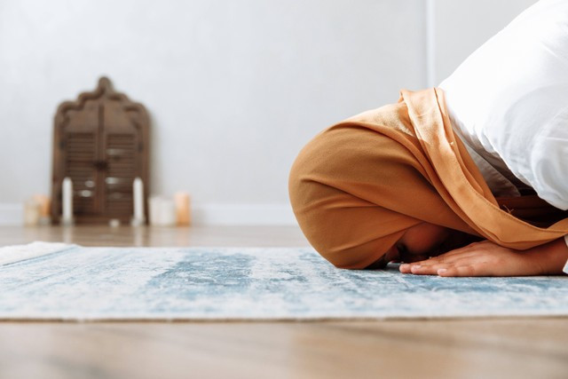 Ilustrasi sujud terakhir dalam sholat. Foto: Pexels 