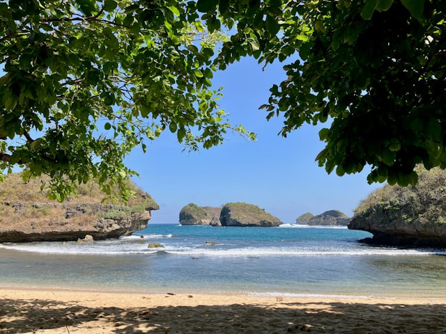 Pantai Pidakan. Foto hanya ilustrasi, bukan tempat sebenarnya. Sumber: unsplash.com/Jeffrey Thümann