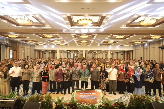 Pemerintahan baru Kabinet Merah Putih membawa banyak perubahan besar termasuk dalam aspek Pendidikan Tinggi yang saat ini digawangi Kementerian Pendidikan Tinggi, Sains dan Teknologi. Arah kebijakan dan langkah strategis untuk pengembangan pendidikan tinggi di Indonesia perlu untuk di diseminasi dan publikasi kepada seluruh Brayat Agung (keluarga besar) LLDIKTI Wilayah VI dan  kepada masyarakat luas. Untuk itu, dalam rangka mengawali tahun 2025, LLDIKTI Wilayah VI Kembali menggelar agenda rutin tahunan “Koordinasi Pimpinan Badan Penyelenggara & Pimpinan Perguruan Tinggi di Lingkungan LLDIKTI Wilayah VI Jawa Tengah Tahun 2025”