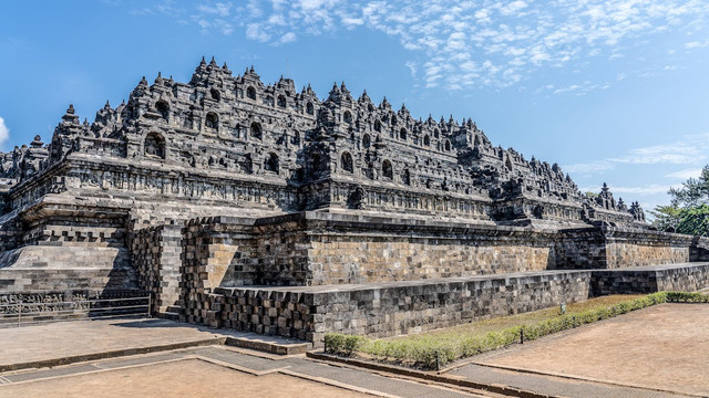 Candi di Jawa Tengah. Foto adalah Candi Borobudur, salah satu candi di Jawa Tengah. Sumber: Pexels/Mike van Schoonderwalt