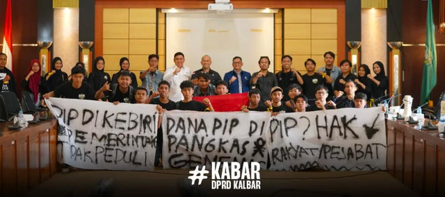 Anggota DPRD Provinsi Kalbar berfoto bersama para mahasiswa yang lakukan aksi damai. Foto: Dok. DPRD Kalbar