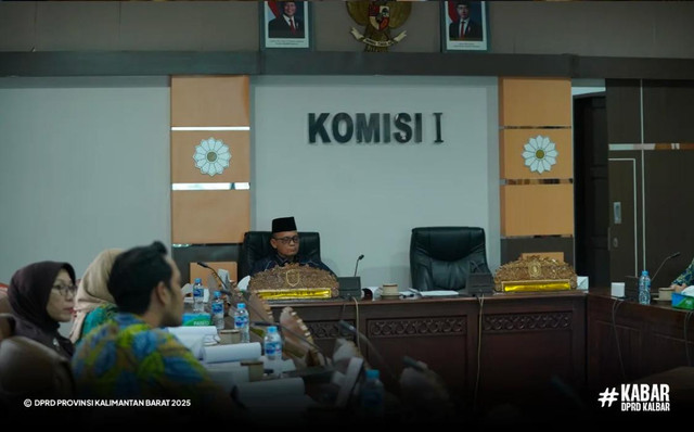 Komisi I DPRD Kalbar saat mengadakan rapat kerja dengan KPID. Foto: Dok. DPRD Kalbar