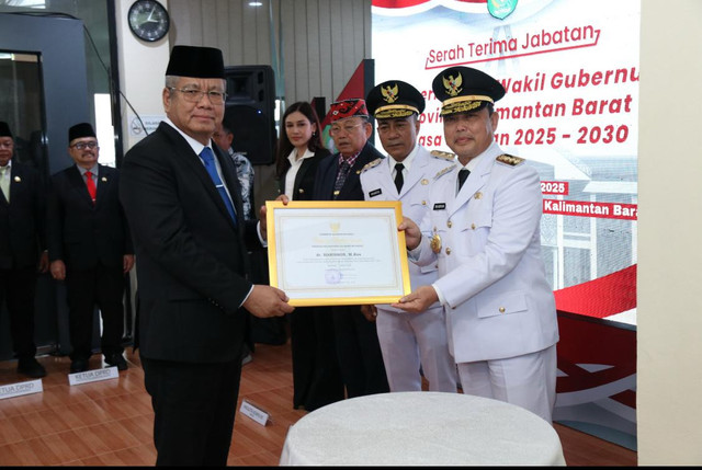 Gubernur Kalbar terpilih Ria Norsan bersama Pj Gubernur Kalbar, Harisson saat serah terima jabatan. Foto: Dok. Adpim Pemprov Kalbar