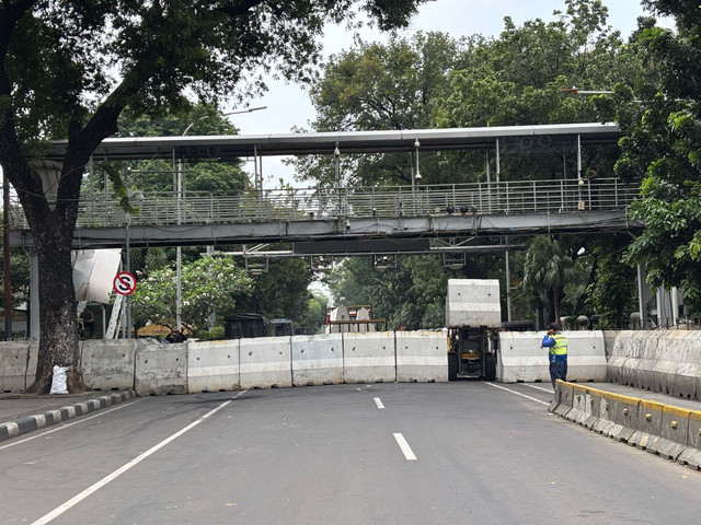 Jalan Medan Merdeka Barat, Gambir, Jakarta Pusat ditutup jelang demo #IndonesiaGelap pada Jumat (21/2). Foto: Abid Raihan/kumparan