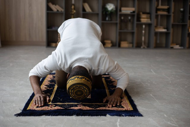 Ilustrasi sholat subuh. Foto: Pexels