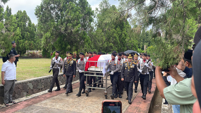 Upacara prosesi pemakaman eks Wakapolri Komjen Pol (Purn) Syafruddin Kambo, di TMP Kalibata, Jakarta Selatan, Jumat (21/2/2025). Dok Fadhil Pramudya/kumparan.